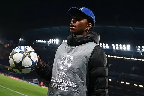 نجل أسطورة تشيلسي يظهر كحامل كرات في ستامفورد بريدج